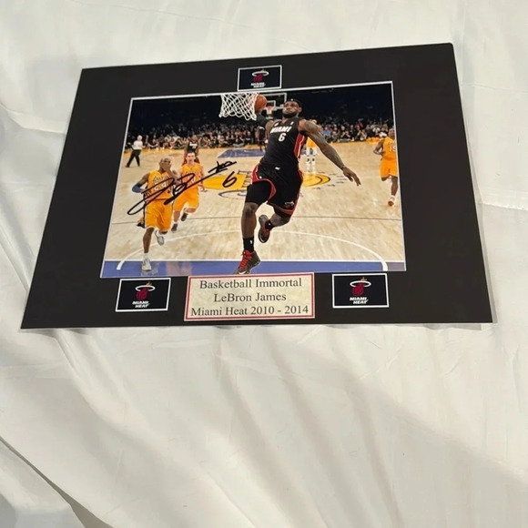 Lebron  James  autographed 8x10 photo matted - Picture 1 of 1